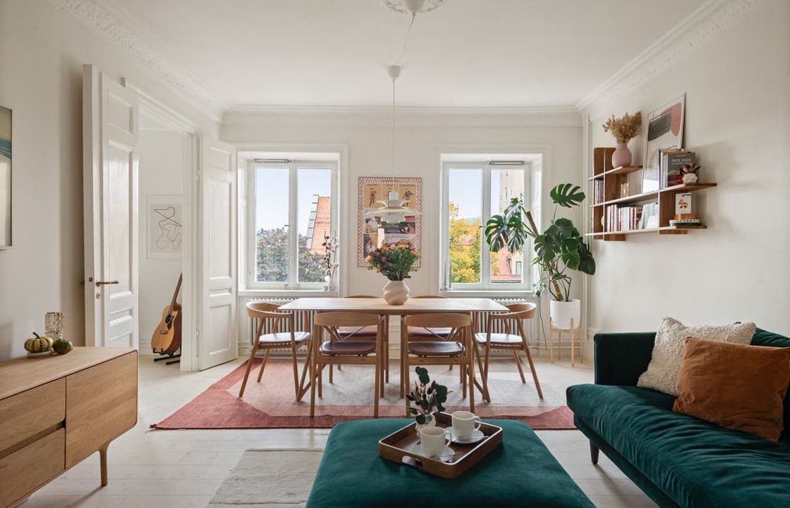 Living room, the listing photo as uploaded