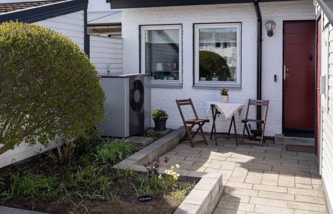 Front of the house, the listing photo as uploaded