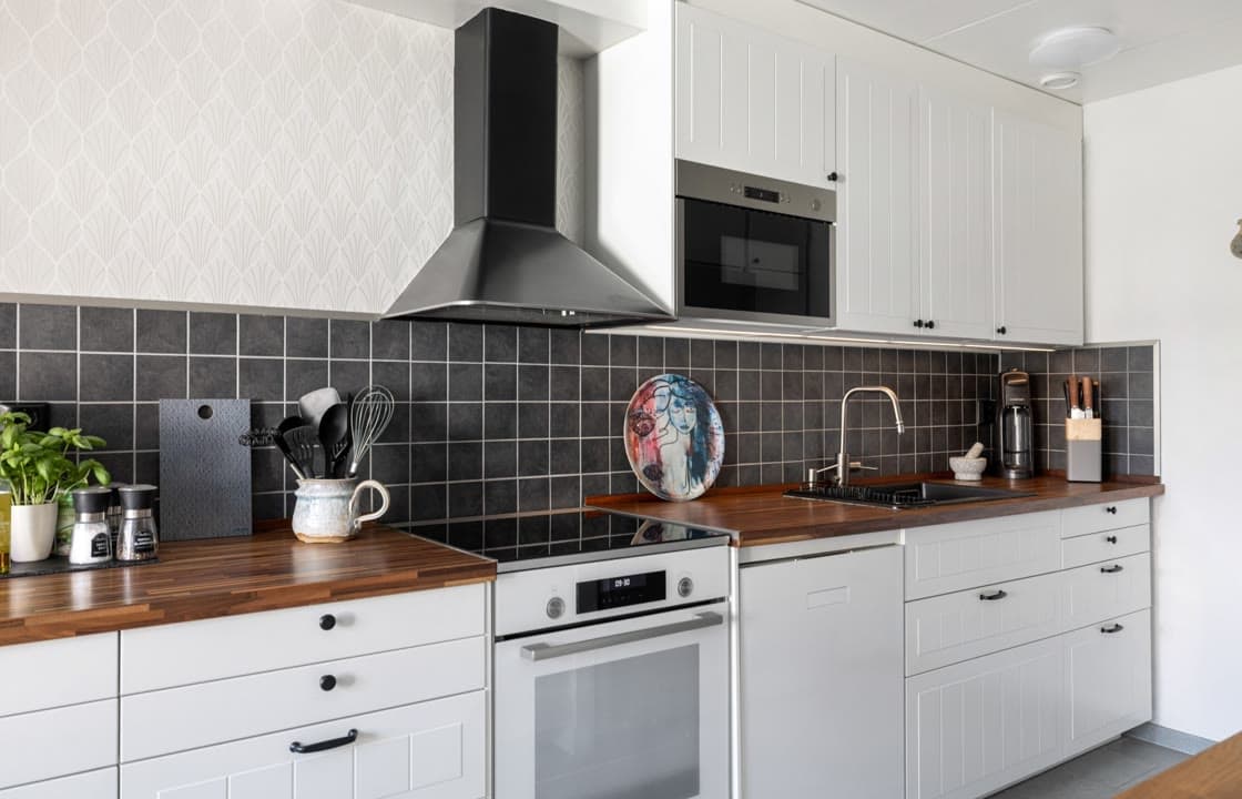 Kitchen, the listing photo as uploaded