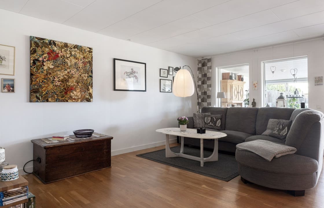 Living room, the listing photo as uploaded