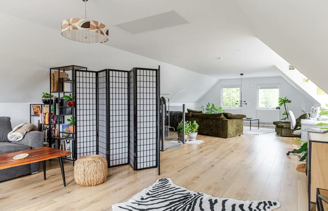 Attic lounge, the listing photo as uploaded