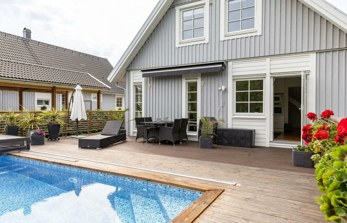 Pool terrace, the listing photo as uploaded